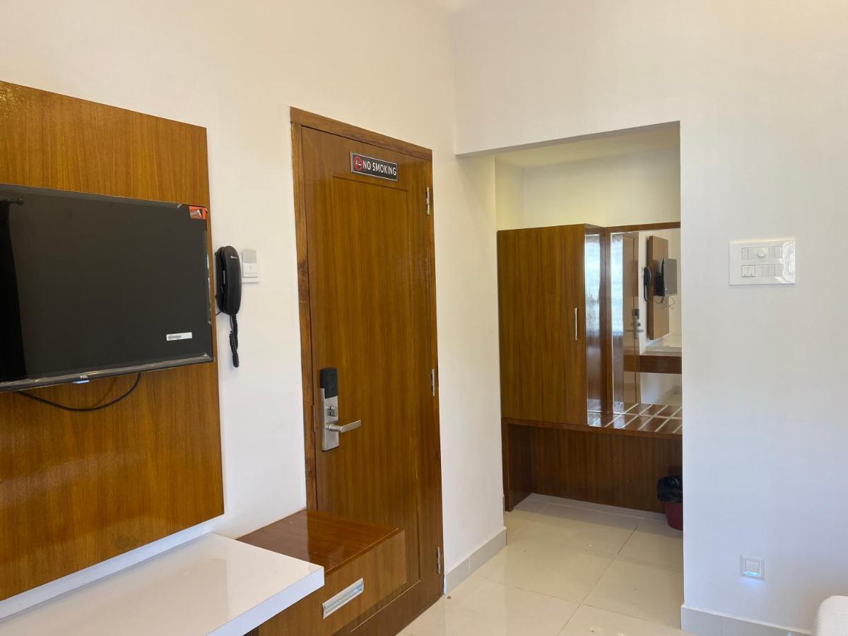 Le Hotel Host Tiruchirappalli Exteriör bild